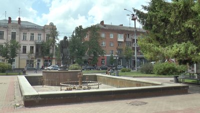 Фонтан біля театру ім. Гоголя Фонтан біля театру ім. Гоголя