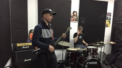 Музичний гурт зі Старобільська переїхав до Черкас та допомагає ЗСУ Музичний гурт зі Старобільська переїхав до Черкас та допомагає ЗСУ