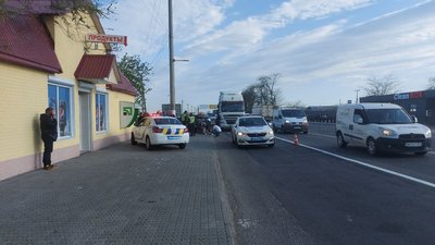 Під Одесою зіткнулися чотири автівки: є травмовані