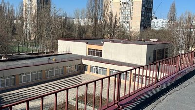 Збагатився на понад два млн грн. Директора компанії, що ремонтувала школу в Одесі, підозрюють у привласненні коштів