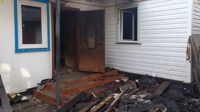 На Житомирщині через пожежу без даху над головою залишилися восьмеро людей На Житомирщині через пожежу без даху над головою залишилися восьмеро людей