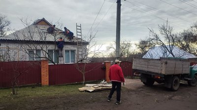У Смілі на Черкащині волонтери допомагають людям після прильоту У Смілі на Черкащині волонтери допомагають людям після прильоту