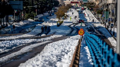 Зруйновані дороги та застряглі вантажівки. В Іспанії пройшов сніговий шторм