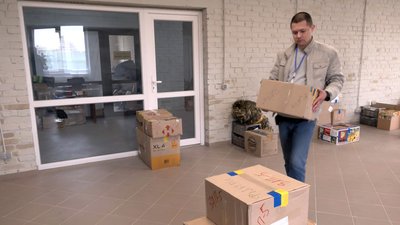 Збирають та довозять допомогу на схід: як у Луцьку працює благодійний фонд "Бусінка" Збирають та довозять допомогу на схід: як у Луцьку працює благодійний фонд "Бусінка"