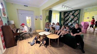 У Чернівцях піаніст Майк Кауфман-Портінков волонтерить у кризовому центрі для матерів з дітьми