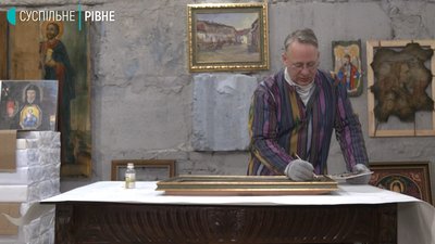 "Воскресив" сотні ікон: рівненський реставратор розповів про тонкощі роботи