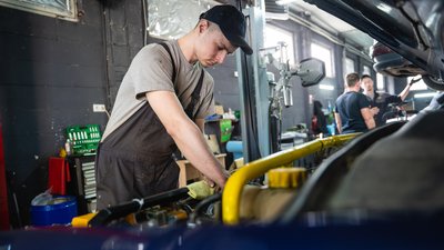 У Дніпрі мережа СТО безкоштовно ремонтує авто, на яких евакуйовувалися переселенці. Фоторепортаж