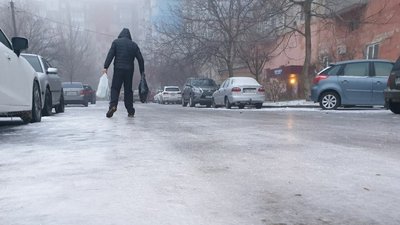 Не паркуйте машини на узбіччі: у Кіровоградській області ожеледь і туман