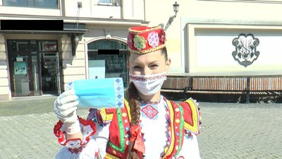 Маски з вишивкою роздавали артисти Закарпатського народного хору
