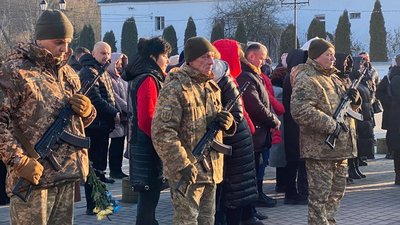 На Тернопільщині попрощалися з військовослужбовцем, освітянином Сергієм Остапчуком На Тернопільщині попрощалися з військовослужбовцем, освітянином Сергієм Остапчуком