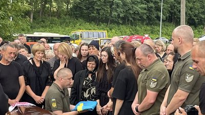 похорон, прапор, на Тернопільщині провели в останню путь військового Михайла Підгребю похорон, прапор, на Тернопільщині провели в останню путь військового Михайла Підгребю