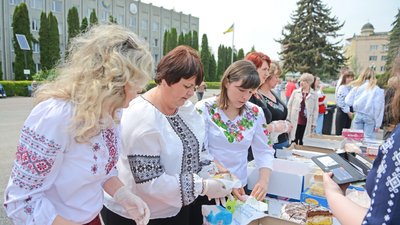 Під час благодійного ярмарку зібрали гроші для ЗСУ Під час благодійного ярмарку зібрали гроші для ЗСУ