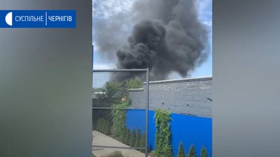У Чернігові горить фура завантажена гумою (оновлено). Відео