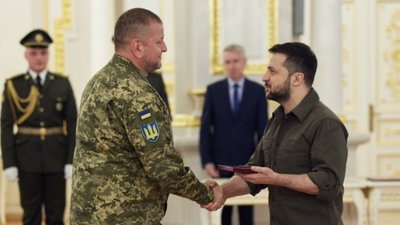 Зеленський заявив, що не планує нікуди переводити Залужного