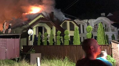 На Тячівщині горів будинок, в який влучила блискавка На Тячівщині горів будинок, в який влучила блискавка