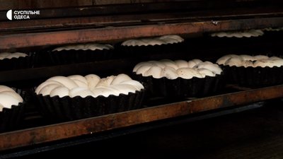 Як готують різдвяну випічку на одеському хлібозаводі