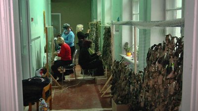 На Хмельниччині волонтерки сплели 500 маскувальних сіток для військових на сході