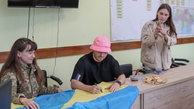 Щоб допомогти ЗСУ. У Калуші на аукціоні продають підписаний Олегом Псюком прапор Щоб допомогти ЗСУ. У Калуші на аукціоні продають підписаний Олегом Псюком прапор
