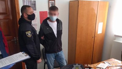 На Хмельниччині затримали чоловіка, який намагався підкупити поліцейського