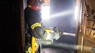 Рятувальник гасить пожежу