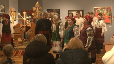 Колядки Поділля та Київського Полісся співали на фестивалі "Дар" у Хмельницькому обласному художньому музеї Колядки Поділля та Київського Полісся співали на фестивалі "Дар" у Хмельницькому обласному художньому музеї