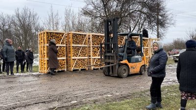 Понад сто родин з деокупованого села на Миколаївщині отримали дрова Понад сто родин з деокупованого села на Миколаївщині отримали дрова
