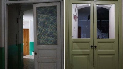 Двері на вул. Коновальця до та після реставрації