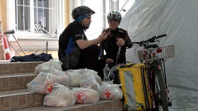 За день миколаївські веловолонтери привозять гуманітарну допомогу трьомстам людям