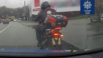 У Києві водія мотоцикла оштрафували через жіночу білизну на номері