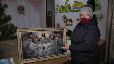 Жителька Луганщини вишиває бісером сорочки картини та ікони Жителька Луганщини вишиває бісером сорочки картини та ікони