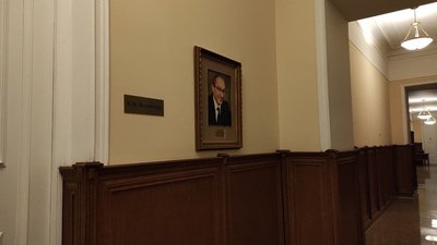 У міськраді Харкова повісили портрет Кернеса У міськраді Харкова повісили портрет Кернеса