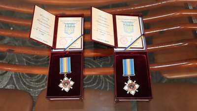 На Черкащині рідним загиблих військових передали нагороди від Зеленського На Черкащині рідним загиблих військових передали нагороди від Зеленського