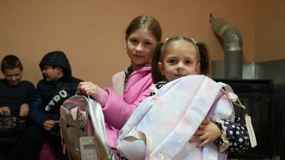 Херсонщина, волонтери, діти, портфелі, канцелярія