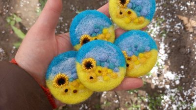 Поле соняшників. Миколаївська майстриня взяла участь у флешмобі з валяння на підтримку біженців