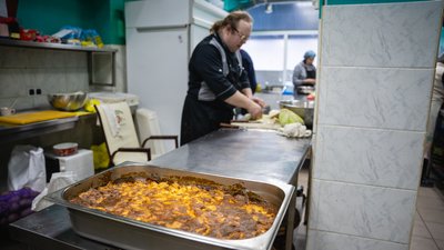 У ресторані Дніпра тепер готують їжу для військових, правоохоронців та евакуйованих. Фоторепортаж У ресторані Дніпра тепер готують їжу для військових, правоохоронців та евакуйованих. Фоторепортаж