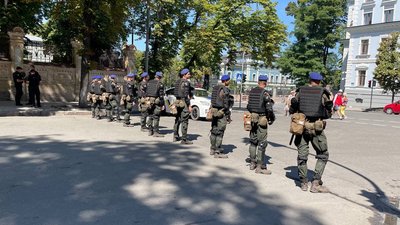 "Нацкорпус" із шинами та прапорами вирушив до ОПУ. Що відбувається