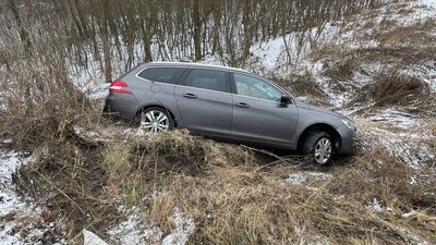 На Рівненщині водій збив чотирьох людей на узбіччі. Серед травмованих — дитина На Рівненщині водій збив чотирьох людей на узбіччі. Серед травмованих — дитина