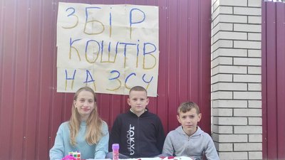 Продавали іграшки та фрукти: вінницькі школярі зібрали гроші на камеру для дрона Продавали іграшки та фрукти: вінницькі школярі зібрали гроші на камеру для дрона