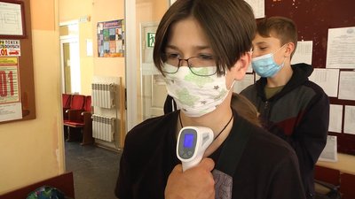 Якщо у когось будуть якісь симптоми хвороби, його відправлять додому. Фото: Суспільне Якщо у когось будуть якісь симптоми хвороби, його відправлять додому. Фото: Суспільне