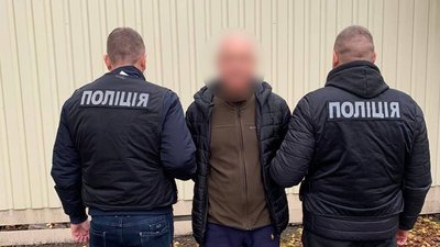 У Черкасах розшукали чоловіка, якого підозрюють у тому, що він чіплявся до неповнолітніх дівчат У Черкасах розшукали чоловіка, якого підозрюють у тому, що він чіплявся до неповнолітніх дівчат