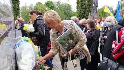 У Тернополі в День Героїв поклали квіти до меморіальної стели "Загинули за волю України"