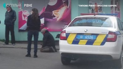 Кричить і повзає на колінах: чому не можуть допомогти безпритульній Валентині Кричить і повзає на колінах: чому не можуть допомогти безпритульній Валентині
