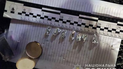 Усі заборонені предмети та речовини правоохоронці вилучили та направили на експертизу. Фото: ГУ НП у Хмельницькій області Усі заборонені предмети та речовини правоохоронці вилучили та направили на експертизу. Фото: ГУ НП у Хмельницькій області