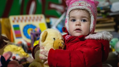 Школярі Дніпра приносять малюнки та речі до волонтерського пункту Шевченківського району Школярі Дніпра приносять малюнки та речі до волонтерського пункту Шевченківського району