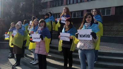"Обіймаємо їх молитвою". У Франківську провели акцію на підтримку регіонів, де тривають бойові дії "Обіймаємо їх молитвою". У Франківську провели акцію на підтримку регіонів, де тривають бойові дії