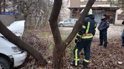 В Івано-Франківську автомобіль в'їхав у дерево