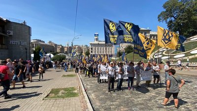 "Нацкорпус" з шинами та прапорами вирушає до ОПУ. Що відбувається