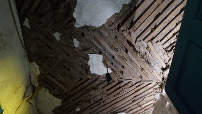 Живе і навчає дітей в літній кухні:
історія вчительки з розбитою хатою на Харківщині Живе і навчає дітей в літній кухні:
історія вчительки з розбитою хатою на Харківщині