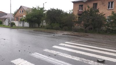 Розбитий дитмайданчик, повалені дерева та вибиті вікна: російські окупанти 29 травня обстріляли Харків Розбитий дитмайданчик, повалені дерева та вибиті вікна: російські окупанти 29 травня обстріляли Харків