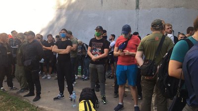 Біля суду, де обирають запобіжні заходи підозрюваним в стрільбі під Харковом, протестують Біля суду, де обирають запобіжні заходи підозрюваним в стрільбі під Харковом, протестують